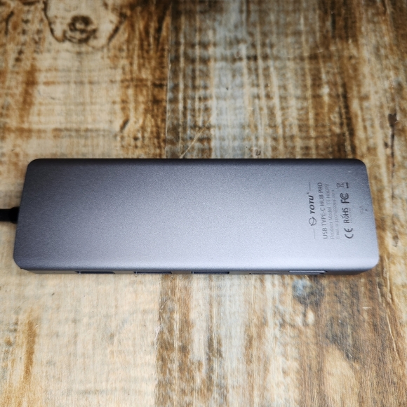 TOTU  USB C HuB 9 in 1 Triple Display Ports- 2 HDMI, VGA, SD, MICRO SD, 3 USB,PD - Picture 3 of 4